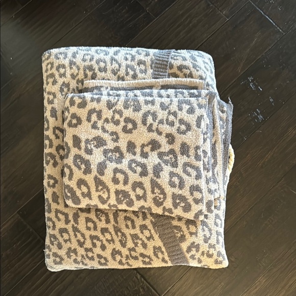 Barefoot Dreams Leopard Print pet bed and throw - Picture 4 of 4